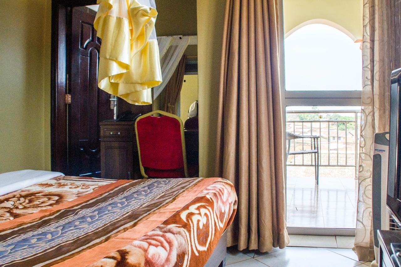 Desert Breeze Hotel Arua Экстерьер фото
